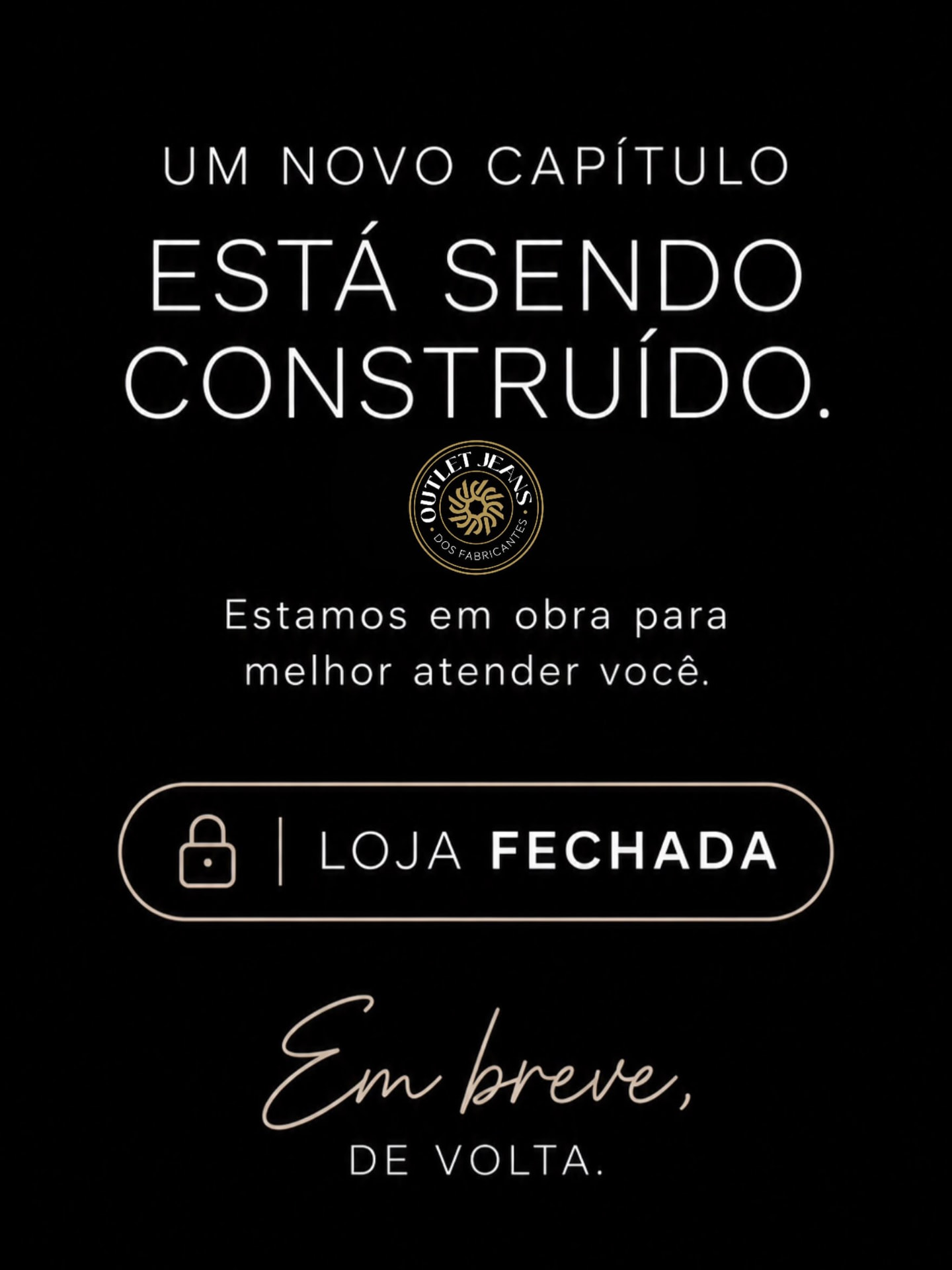 Arte do Outlet Jeans dos Fabricantes anunciando que a loja está fechada para obra e reabre em breve, com o selo dourado da marca em fundo preto