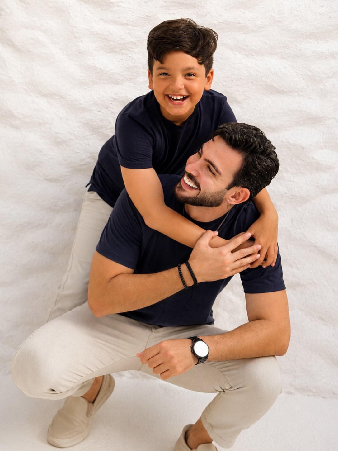Pai e filho vestindo looks combinando do Outlet dos Fabricantes