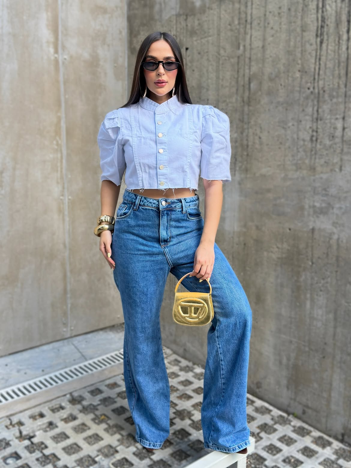 Cliente usando calça flare jeans comprada na loja de jeans em Eusébio