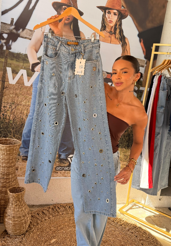 Calça jeans wide leg clara com detalhes brilhantes na etiqueta e na peça, promoção da queima de estoque no Outlet Jeans em Eusébio